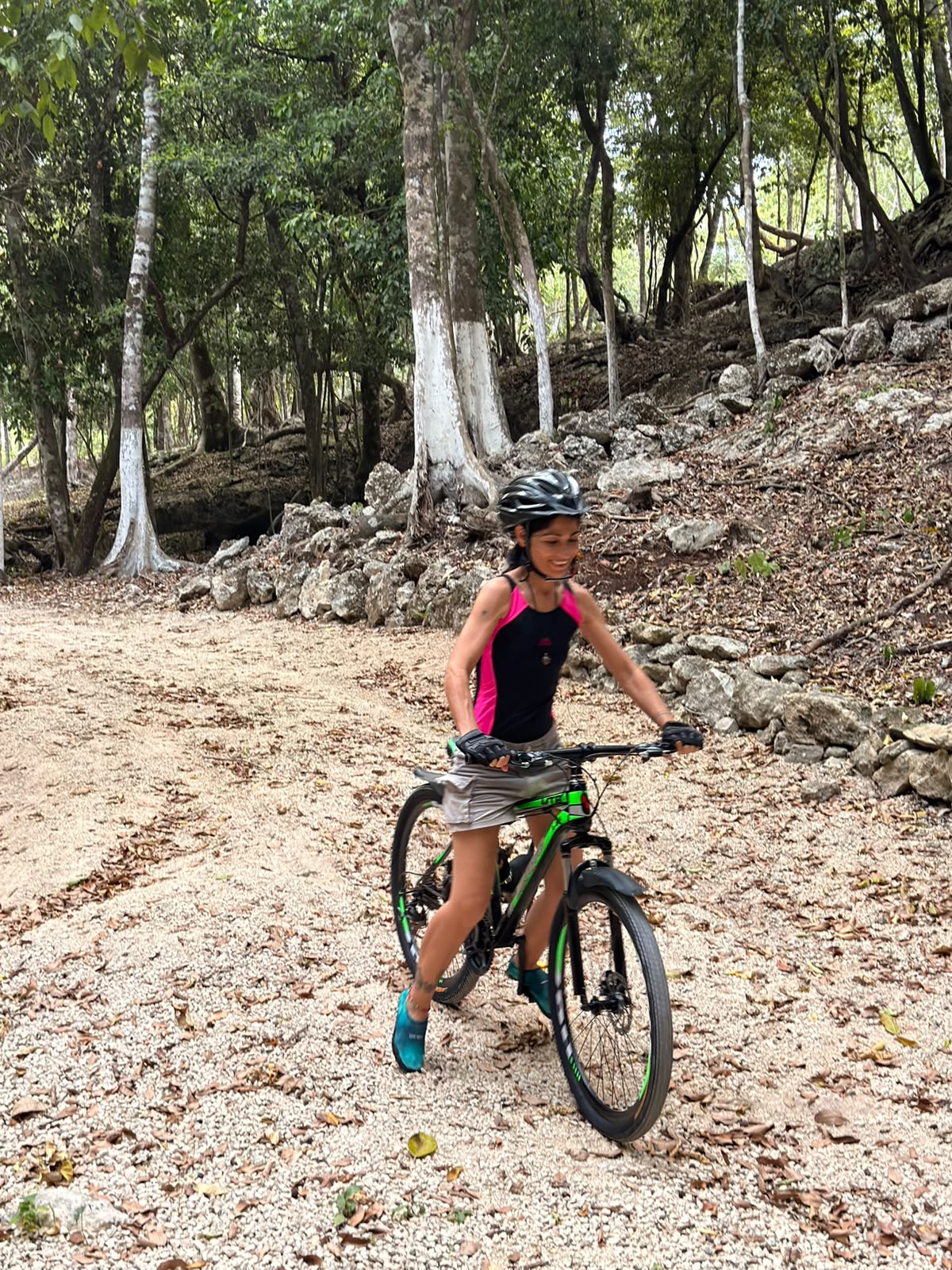 Huésped en bicicleta por el camino de la selva