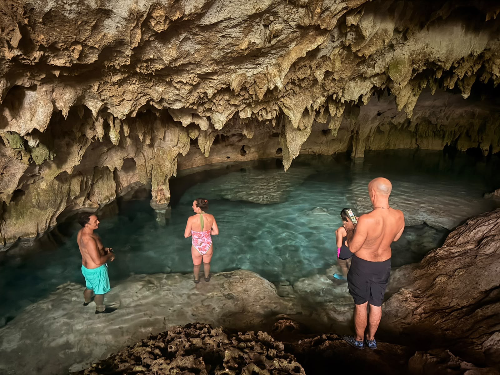 Huéspedes en el cenote