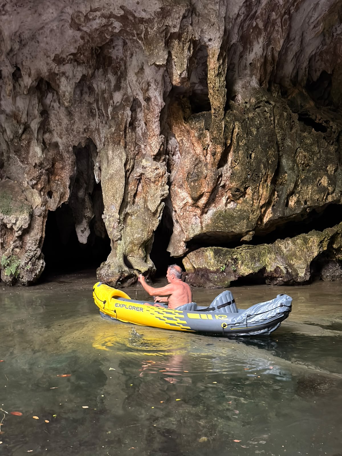 Kayak inflable gratuito en el cenote