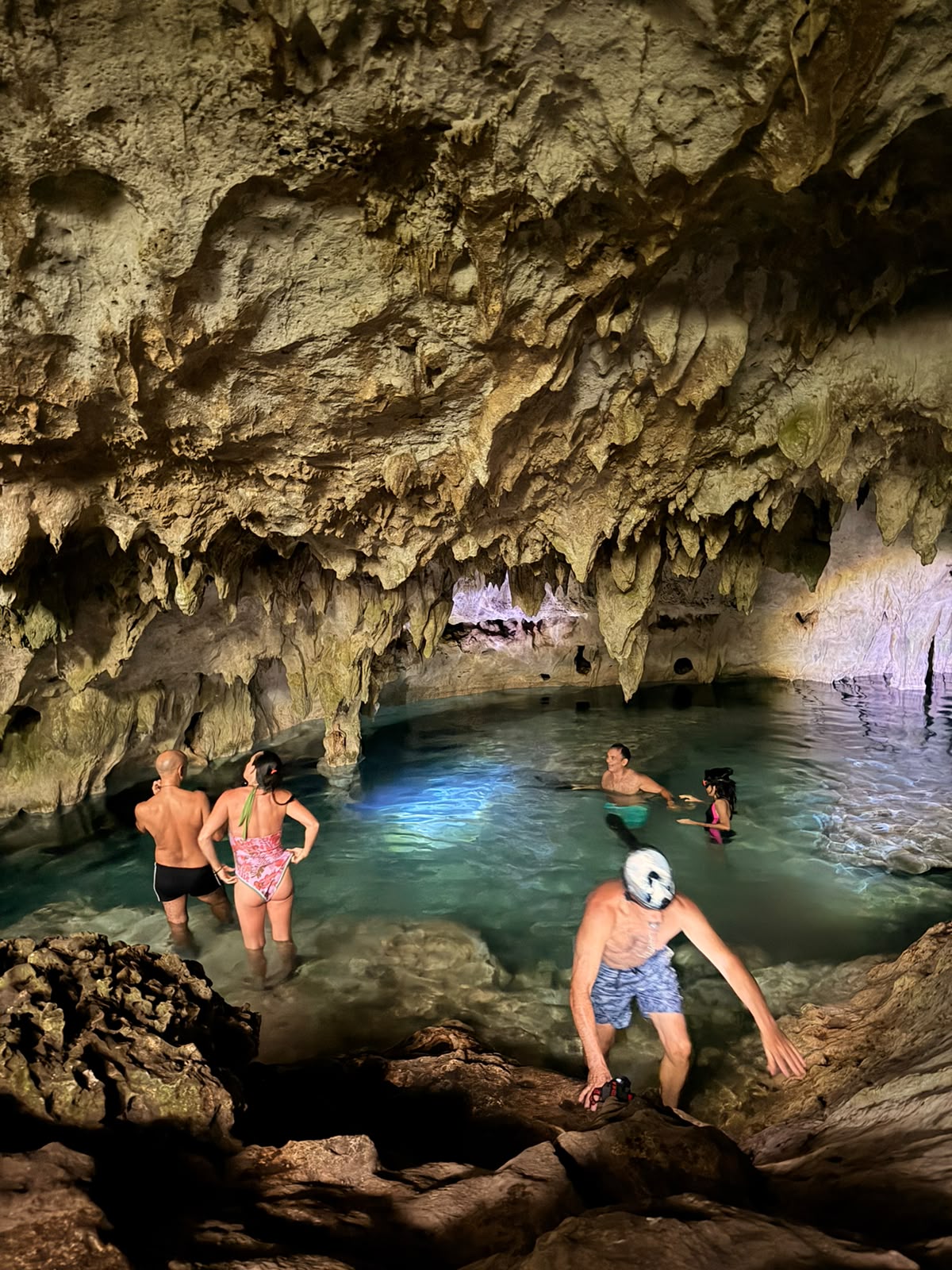 Huéspedes nadando en el cenote